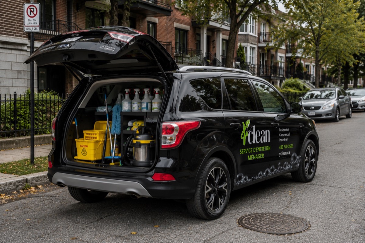 Véhicule Y CLEAN, coffre ouvert avec l'équipement de l'équipe mobile de ménage régulier à Repentigny