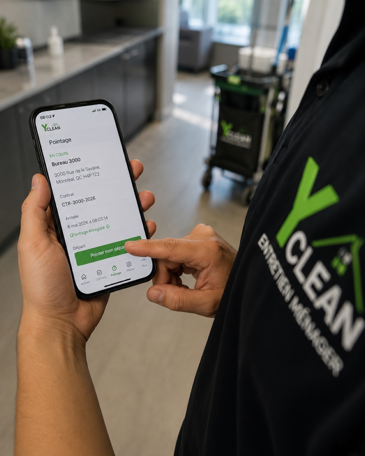 Agent Y CLEAN pointant son arrivée sur un contrat d'entretien ménager commercial